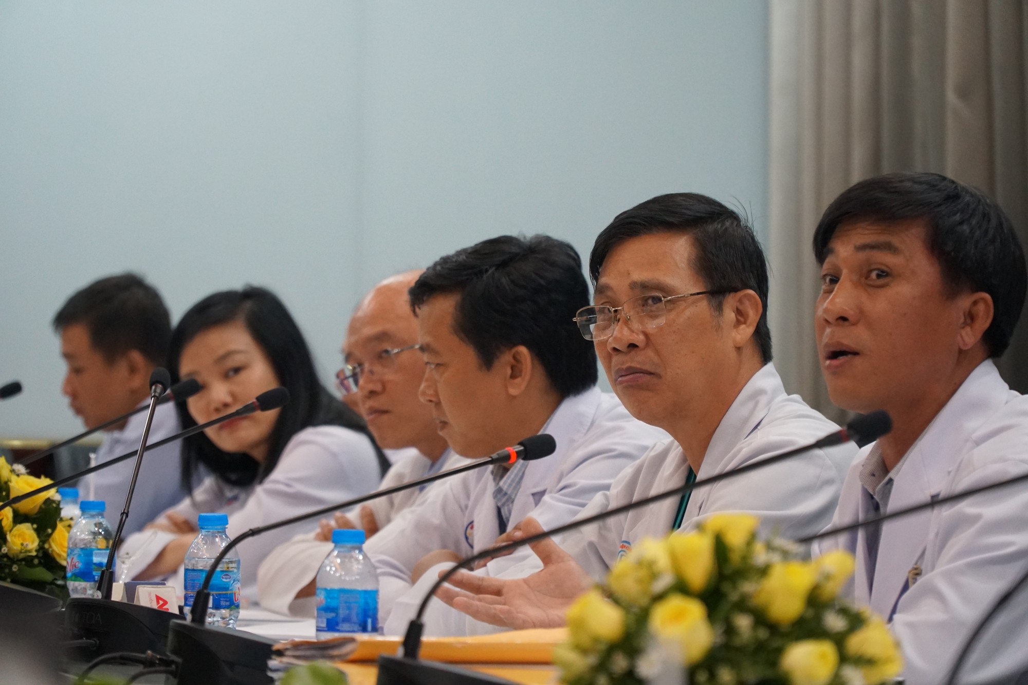 Vụ con chết vì không được chuyển qua Mỹ: Vị bác sĩ được nhờ vả khẳng định người mẹ nói phiến diện - Ảnh 2. Vụ con chết vì không được chuyển qua Mỹ: Vị bác sĩ được nhờ vả khẳng định người mẹ nói phiến diện - Ảnh 2.