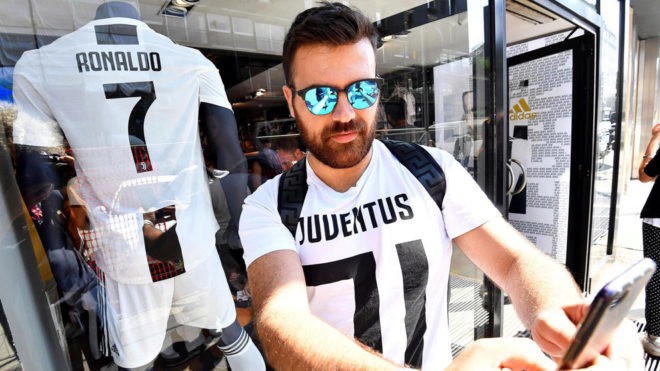 Nhờ Ronaldo, Juventus bán ra số áo bằng cả mùa giải trước - Ảnh 1.