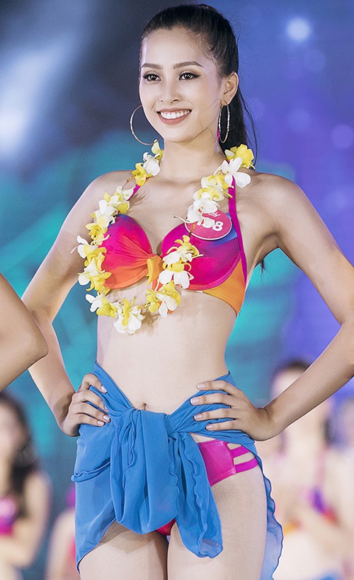 Dù mới 18 tuổi, Hoa Hậu Trần Tiểu Vy vẫn diện bikini vô cùng nóng bỏng - Ảnh 2.