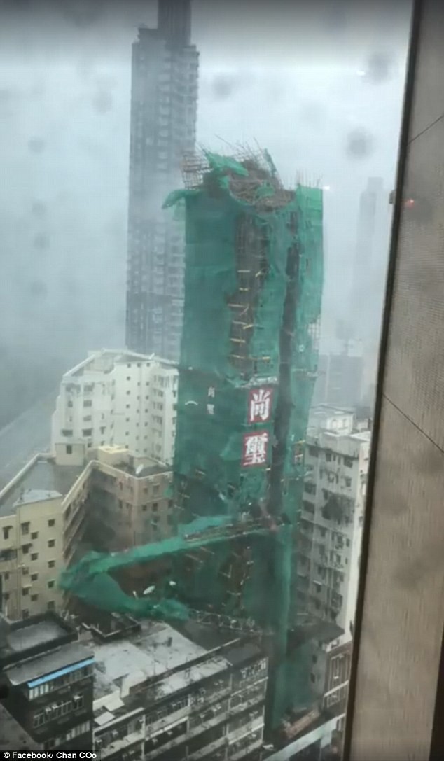Kinh hoàng cảnh cần cẩu rơi xuống từ tòa nhà 22 tầng xuống đất trong siêu bão Mangkhut tại Hong Kong - Ảnh 2.