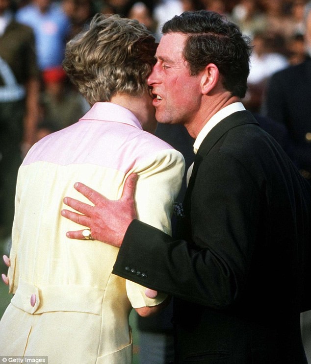 Nhìn loạt khoảnh khắc lạnh nhạt của Thái tử Charles và Công nương Diana mới thấy, cuộc hôn nhân không tình yêu này sớm hay muộn cũng phải kết thúc - Ảnh 11.