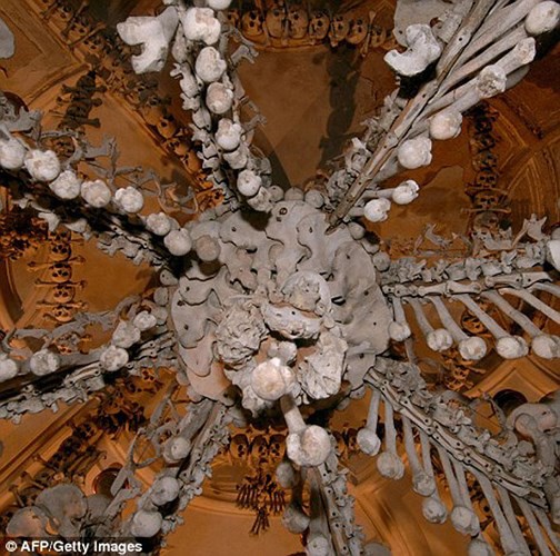 Bên trong nhà thờ được trang trí bằng 70.000 bộ xương người - Ảnh 13.