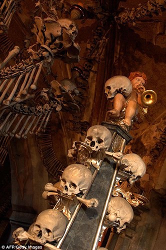 Bên trong nhà thờ được trang trí bằng 70.000 bộ xương người - Ảnh 15.
