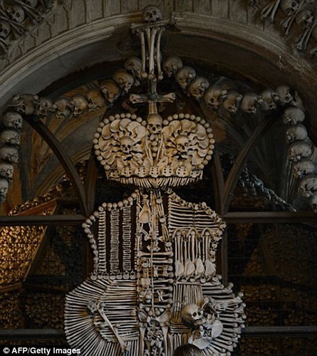 Bên trong nhà thờ được trang trí bằng 70.000 bộ xương người - Ảnh 3.