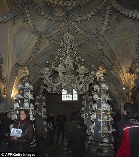 Bên trong nhà thờ được trang trí bằng 70.000 bộ xương người - Ảnh 4.