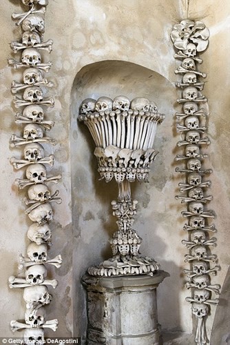 Bên trong nhà thờ được trang trí bằng 70.000 bộ xương người - Ảnh 5.