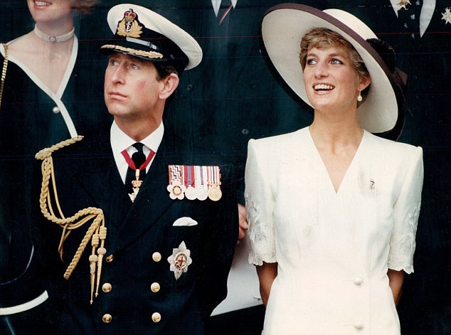 Nhìn loạt khoảnh khắc lạnh nhạt của Thái tử Charles và Công nương Diana mới thấy, cuộc hôn nhân không tình yêu này sớm hay muộn cũng phải kết thúc - Ảnh 5.