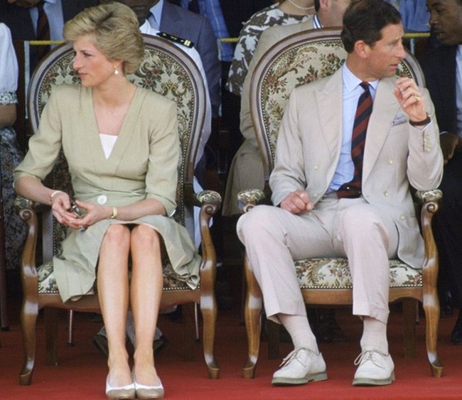 Nhìn loạt khoảnh khắc lạnh nhạt của Thái tử Charles và Công nương Diana mới thấy, cuộc hôn nhân không tình yêu này sớm hay muộn cũng phải kết thúc - Ảnh 6.