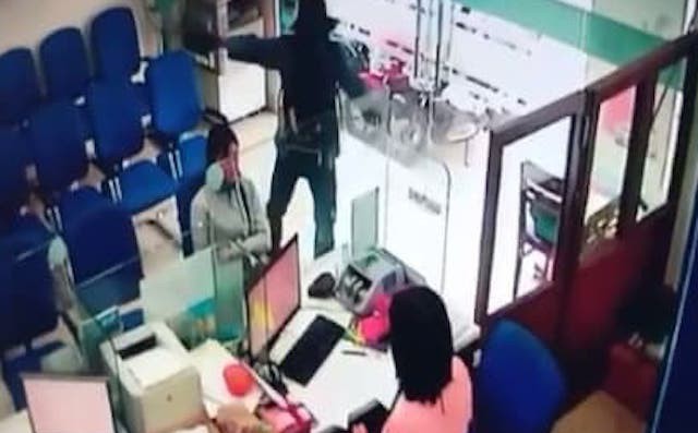 Vụ cướp ngân hàng ở Tiền Giang: Nghi phạm đã uống thuốc diệt cỏ khi bị bắt - Ảnh 1.