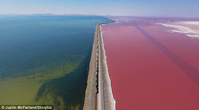 Điều kỳ diệu của Trái Đất: Mãn nhãn với hồ muối hai màu đỏ - xanh được ngăn đôi bởi một đường ray tàu hỏa - Ảnh 1.