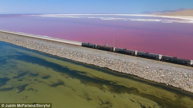 Điều kỳ diệu của Trái Đất: Mãn nhãn với hồ muối hai màu đỏ - xanh được ngăn đôi bởi một đường ray tàu hỏa - Ảnh 3.