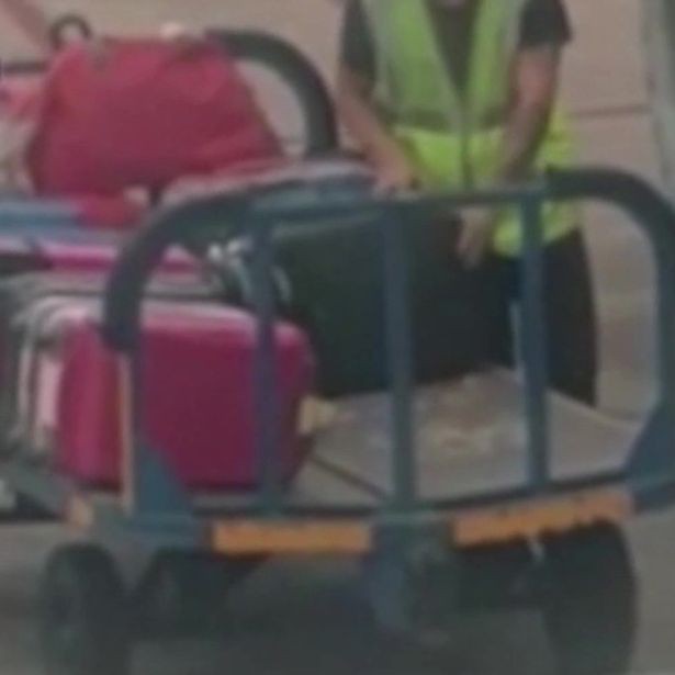 Nhân viên sân bay ngang nhiên ăn cắp đồ trong hành lý của hành khách - Ảnh 2.