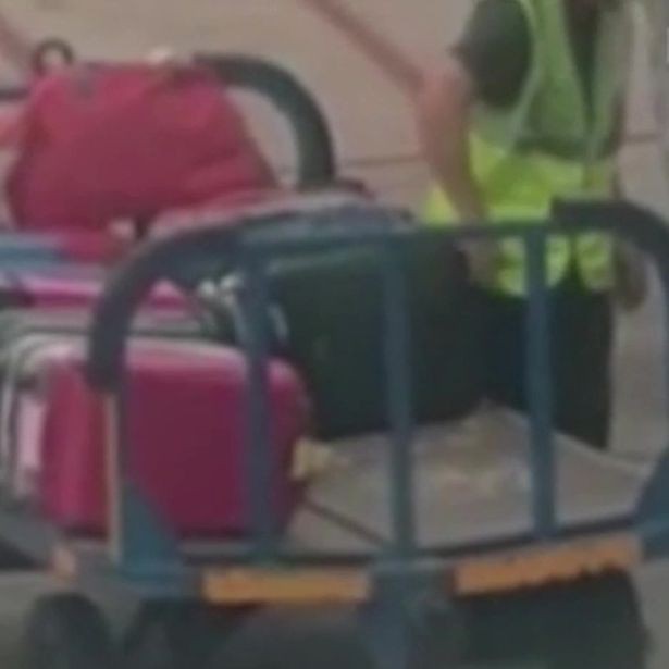Nhân viên sân bay ngang nhiên ăn cắp đồ trong hành lý của hành khách - Ảnh 3.
