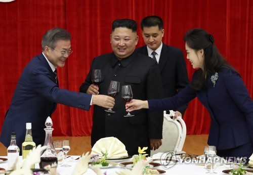 Súp vi cá mập và thực đơn đặc biệt ông Kim Jong-un chiêu đãi Tổng thống Hàn Quốc - Ảnh 1.