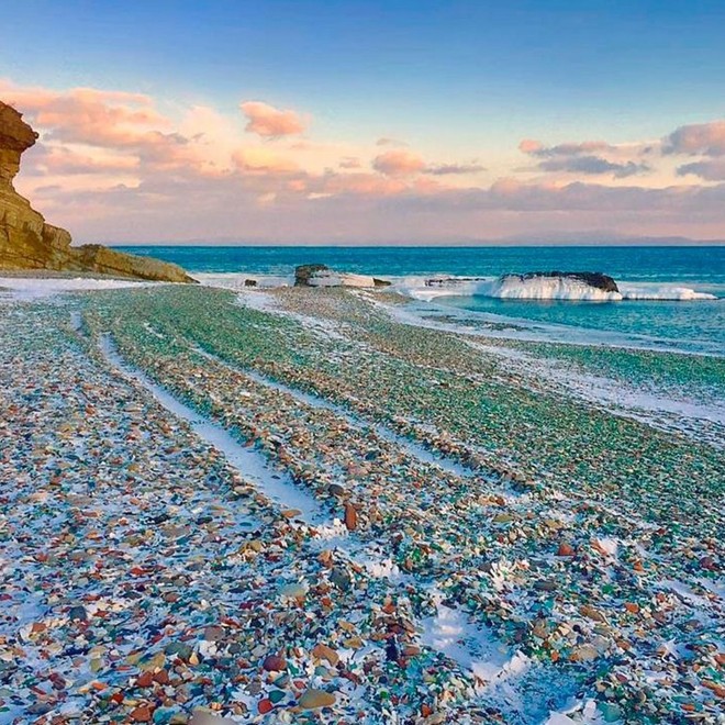 Khám phá bãi biển thủy tinh Glass Beach - Ảnh 1.