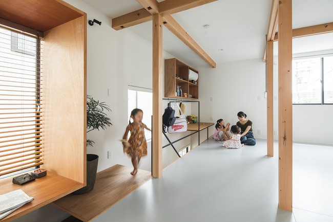 Gia đình có 3 con nhỏ vẫn sống thoải mái trong ngôi nhà phố chật hẹp ở Nhật nhờ thiết kế thông minh - Ảnh 9.