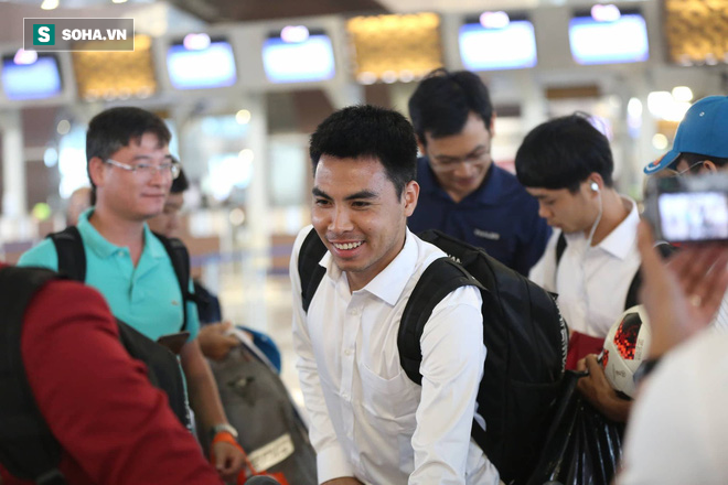 Quang Hải buồn trong ánh mắt giữa bầu không khí vui vẻ ngày về nước - Ảnh 6.