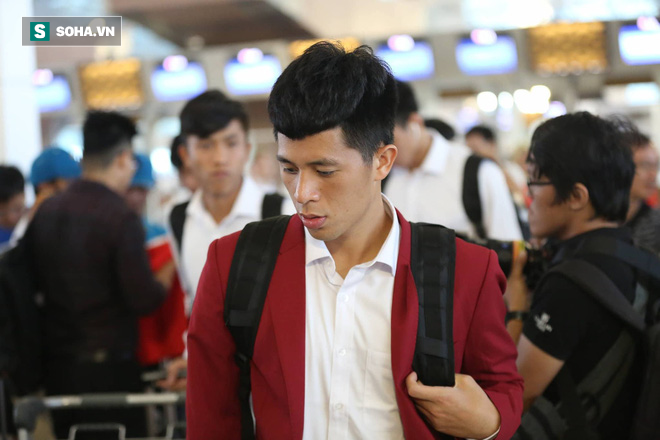 Quang Hải buồn trong ánh mắt giữa bầu không khí vui vẻ ngày về nước - Ảnh 8.