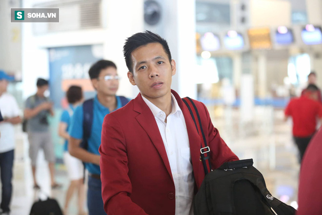 Quang Hải buồn trong ánh mắt giữa bầu không khí vui vẻ ngày về nước - Ảnh 9.