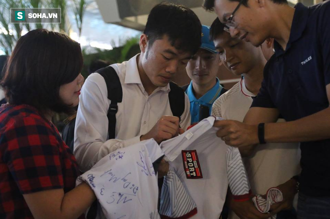 Quang Hải buồn trong ánh mắt giữa bầu không khí vui vẻ ngày về nước - Ảnh 11.