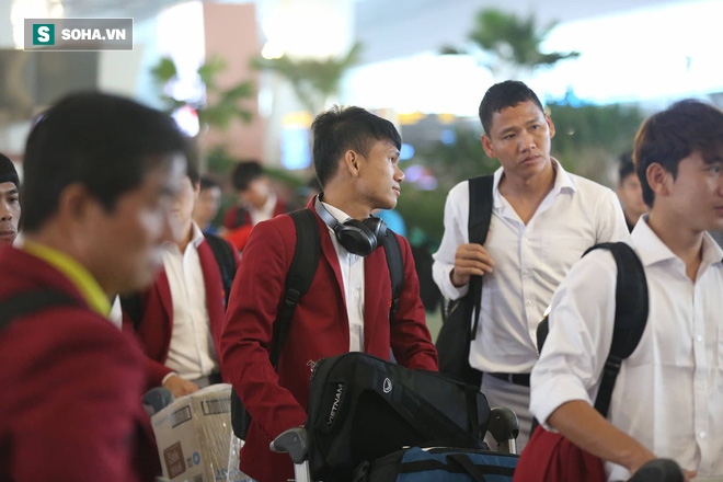 Quang Hải buồn trong ánh mắt giữa bầu không khí vui vẻ ngày về nước - Ảnh 12.