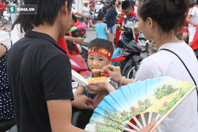 Cậu bé 3 tuổi và hộp cơm rang ăn vội trước cửa SVĐ Mỹ Đình khiến nhiều người xúc động - Ảnh 2.