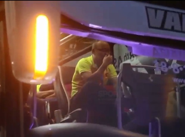 HLV Park Hang Seo khóc sụt sùi trên xe bus sau thất bại của Olympic Việt Nam - Ảnh 3.