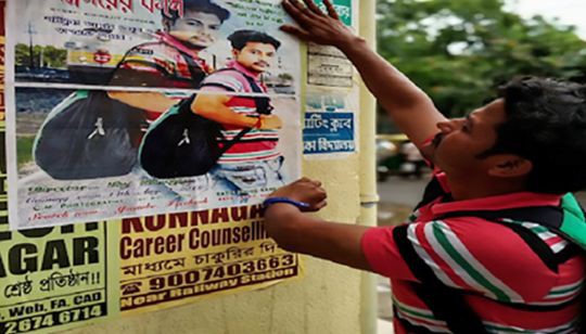 Nam thanh niên miệt mài dán 4.000 tấm poster mong gặp lại tình yêu sét đánh - Ảnh 2.