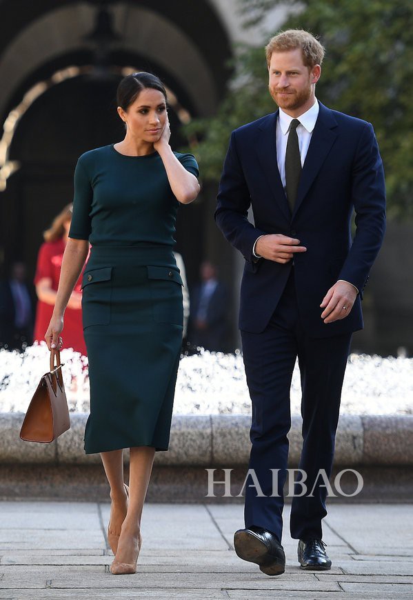 Đến cả Meghan Markle cũng mặc mẫu áo này thì bạn đủ biết nó hot thế nào trong mùa thu rồi đấy! - Ảnh 1.