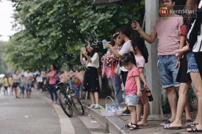 Ảnh: Người dân Hà Nội tấp nập đổ về phố đi bộ vui chơi dịp nghỉ lễ Quốc khánh 2/9 bất chấp trời mưa - Ảnh 12.