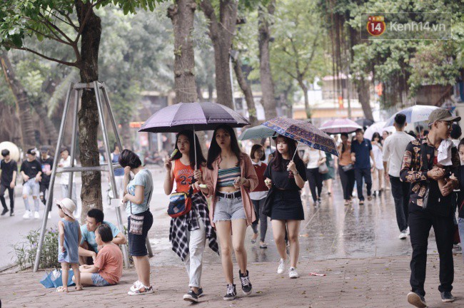 Ảnh: Người dân Hà Nội tấp nập đổ về phố đi bộ vui chơi dịp nghỉ lễ Quốc khánh 2/9 bất chấp trời mưa - Ảnh 14.