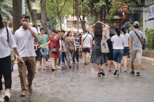Ảnh: Người dân Hà Nội tấp nập đổ về phố đi bộ vui chơi dịp nghỉ lễ Quốc khánh 2/9 bất chấp trời mưa - Ảnh 3.