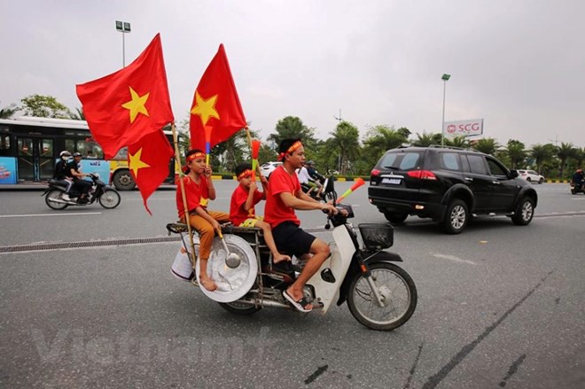 Cổ động viên háo hức chờ đón tuyển Olympic Việt Nam về nước  - Ảnh 3.
