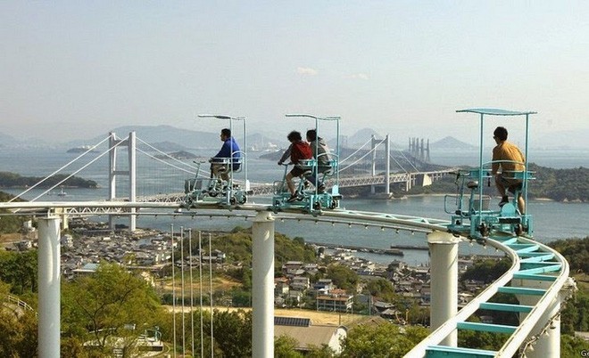 Phải là người bạo gan lắm mới dám đạp xe trên đường ray cao tới hàng chục mét này tại Nhật Bản - Ảnh 6.