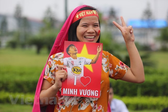 Cổ động viên háo hức chờ đón tuyển Olympic Việt Nam về nước  - Ảnh 6.