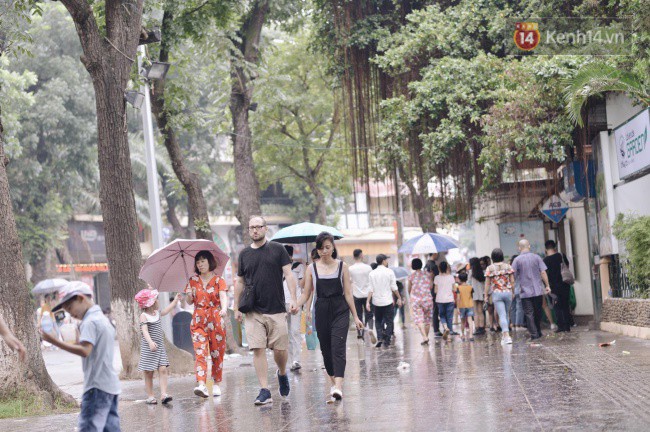 Ảnh: Người dân Hà Nội tấp nập đổ về phố đi bộ vui chơi dịp nghỉ lễ Quốc khánh 2/9 bất chấp trời mưa - Ảnh 7.