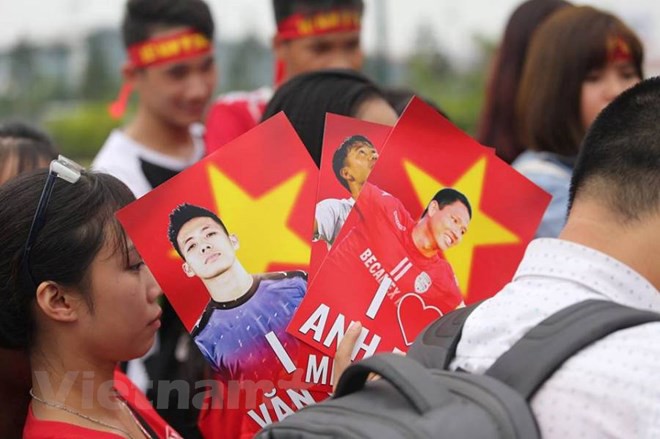 Cổ động viên háo hức chờ đón tuyển Olympic Việt Nam về nước  - Ảnh 7.