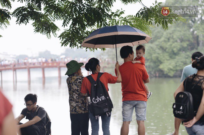 Ảnh: Người dân Hà Nội tấp nập đổ về phố đi bộ vui chơi dịp nghỉ lễ Quốc khánh 2/9 bất chấp trời mưa - Ảnh 10.