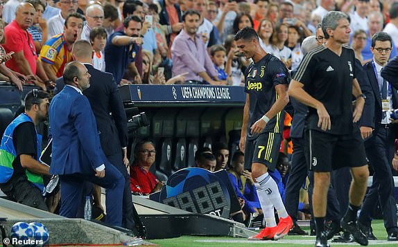 Ronaldo ôm mặt khóc sau tấm thẻ đỏ nghiệt ngã tại Champions League - Ảnh 4.
