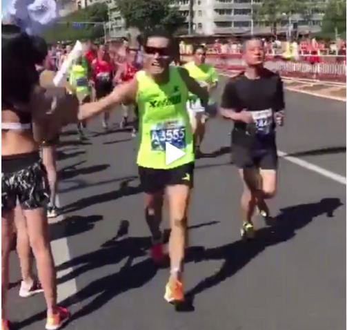 Vận động viên tham gia Marathon Bắc Kinh 2018 hóa “yêu râu xanh” khi ngang nhiên sàm sỡ một cô gái ngay trên đường chạy - Ảnh 1.