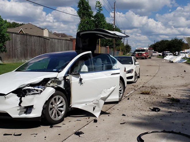 Tai nạn hi hữu: Xe Tesla bị cả một cái máy bay đâm trúng, người trong xe không hề hấn gì - Ảnh 2.