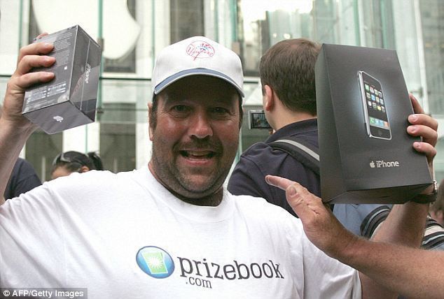 Đây là người mua iPhone đầu tiên trong lịch sử, câu chuyện đằng sau sẽ khiến bạn cười ngất - Ảnh 2.