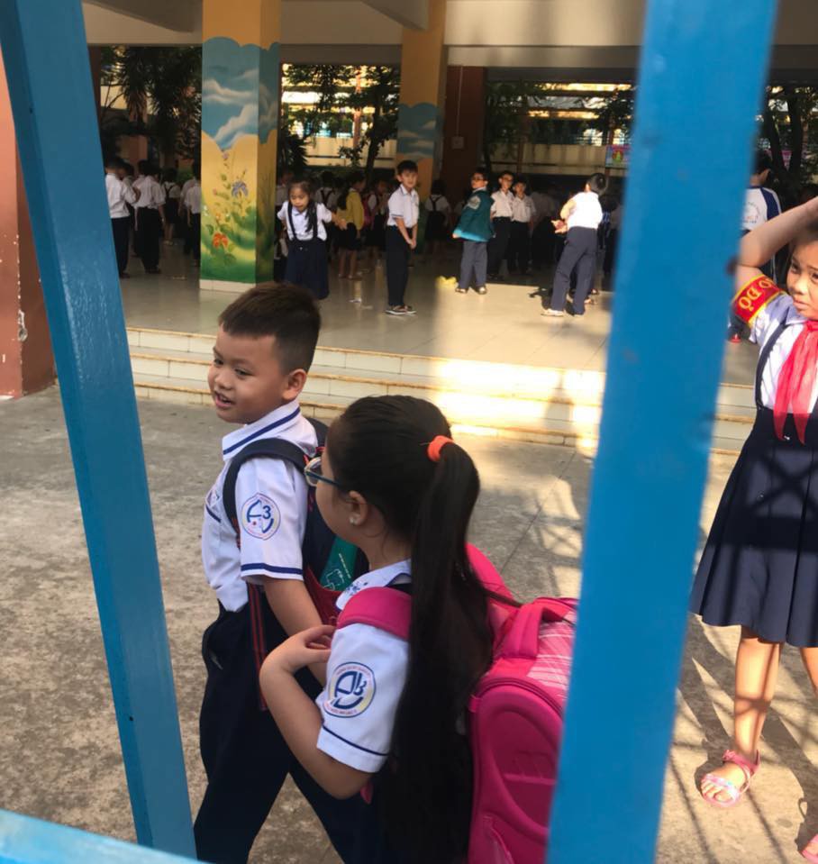 Dắt tay qua cổng trường: Những khoảnh khắc đáng yêu của học sinh sẽ khiến bạn nhớ lại những kỷ niệm của mình trong quá trình đi học. Hình ảnh hai bạn học sinh đang dắt tay nhau qua cổng trường, tươi cười và hạnh phúc sẽ khiến bạn cảm nhận được niềm vui chân thật của cuộc sống học đường.