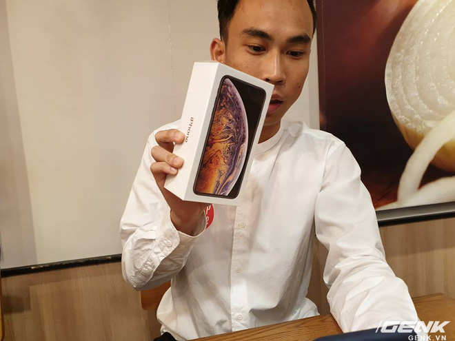 iPhone XS Max đầu tiên về Việt Nam trước cả khi Apple mở bán, giá từ 33.9 triệu đồng - Ảnh 1.