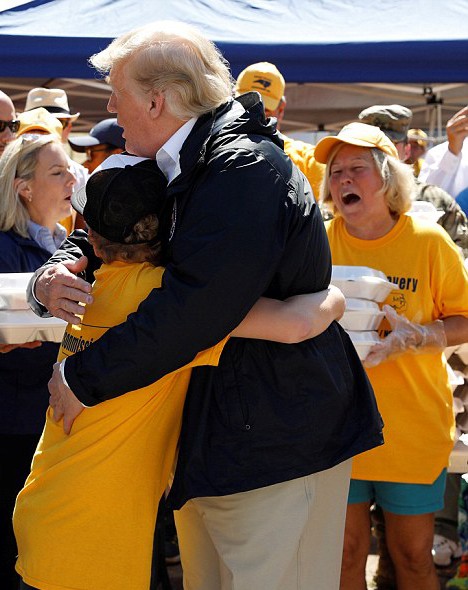 Tổng thống Trump tặng suất ăn, ôm chặt người dân bị ảnh hưởng bởi bão Florence - Ảnh 2.