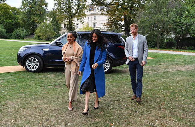 Meghan đã làm điều chưa từng có trong lịch sử hoàng gia khi có hành động này đối với mẹ mình, ngay cả Công nương Kate cũng không làm  - Ảnh 1.