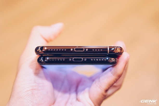 Giải ngố: Tại sao iPhone XS lại có cạnh đáy thiếu cân đối đến vậy? - Ảnh 1.