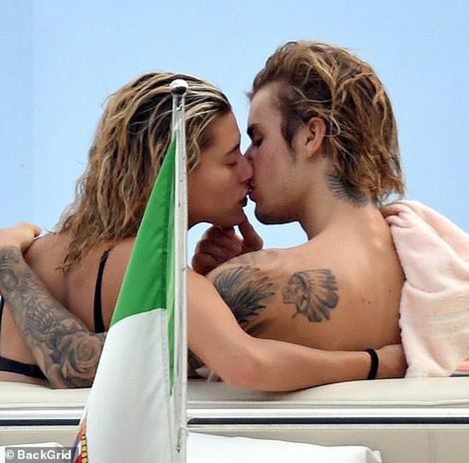 Hailey Baldwin mặc bikini ôm hôn Justin Bieber không rời trên du thuyền sang chảnh - Ảnh 1.