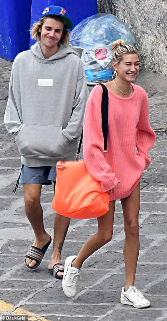 Hailey Baldwin mặc bikini ôm hôn Justin Bieber không rời trên du thuyền sang chảnh - Ảnh 15.