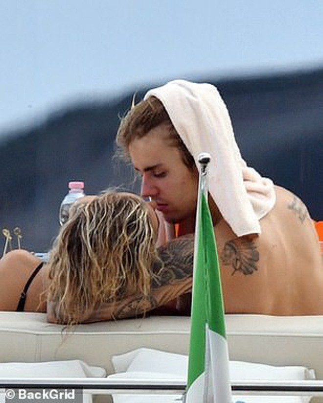 Hailey Baldwin mặc bikini ôm hôn Justin Bieber không rời trên du thuyền sang chảnh - Ảnh 7.